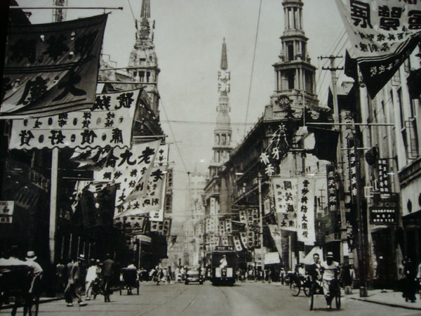 http://laurasworld.files.wordpress.com/2007/06/shanghai-1930s.jpg